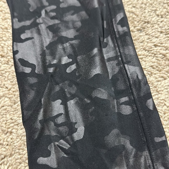 Spanx Leggings Camo Faux Leather Shaping Stretchy Gray Size L Petite - Picture 2 of 6